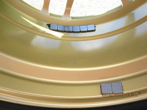 पहिया संतुलन चिपकने वाला वजन