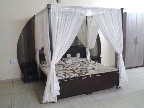 आधुनिक डिज़ाइन वाला लकड़ी का बिस्तर