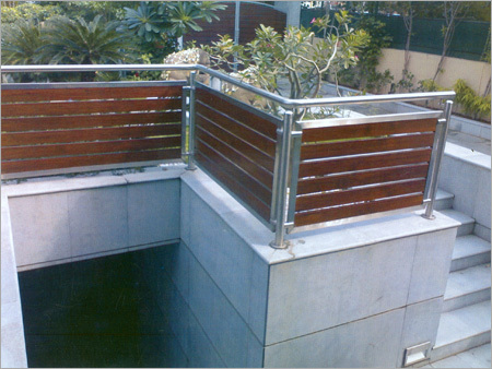 लकड़ी की रेलिंग