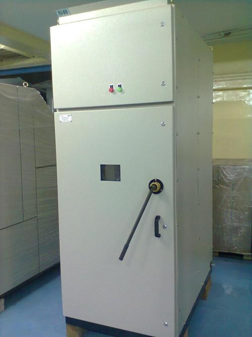 इज़ोलेटर पैनल जिसमें ABB NALF ऑन लोड ब्रेक स्विच है