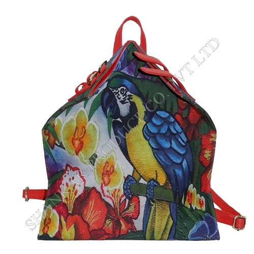 लेदर ट्रिमिंग के साथ डिजिटल रूप से मुद्रित कैनवास में बैकपैक डिज़ाइन: आधुनिक