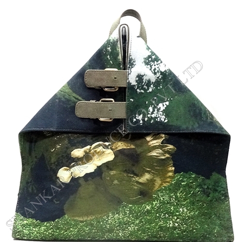 लेदर ट्रिम्स के साथ डिजिटल रूप से मुद्रित कैनवास में बैकपैक डिज़ाइन: आधुनिक