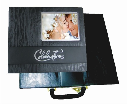 कवर के साथ बॉक्स