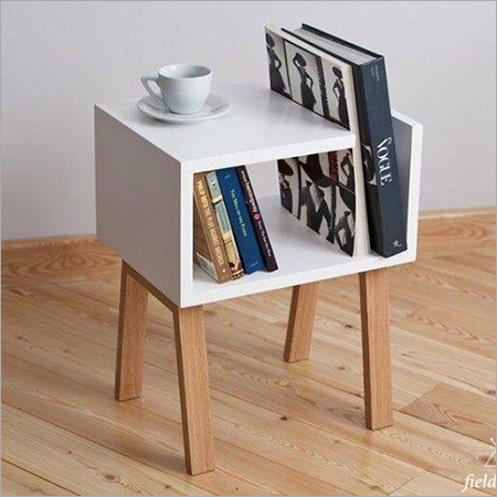 लकड़ी की किताब की मेज