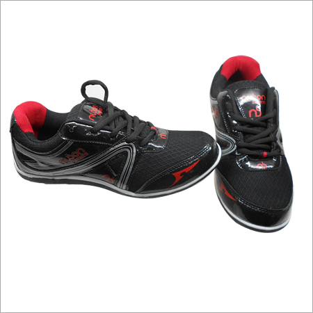 काले खेल के जूते