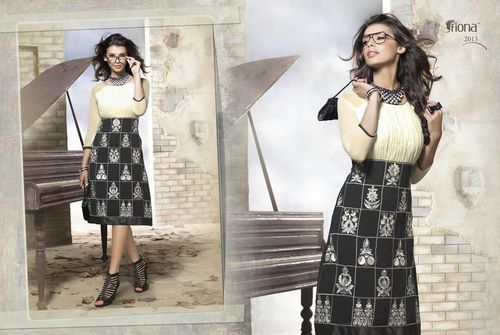 जॉर्जेट एंबroidery कुर्ती