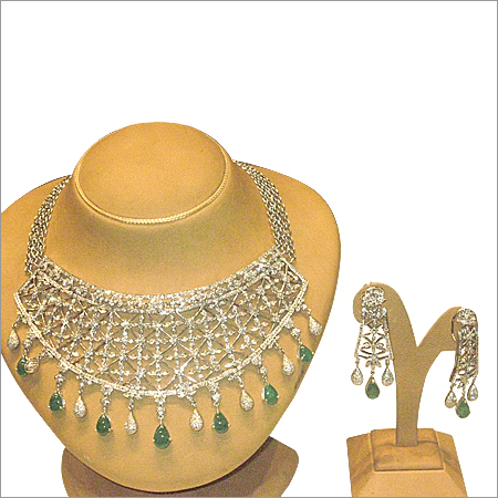 सेमी प्रीशियस स्टोन्स जड़े हुए डायमंड सेट