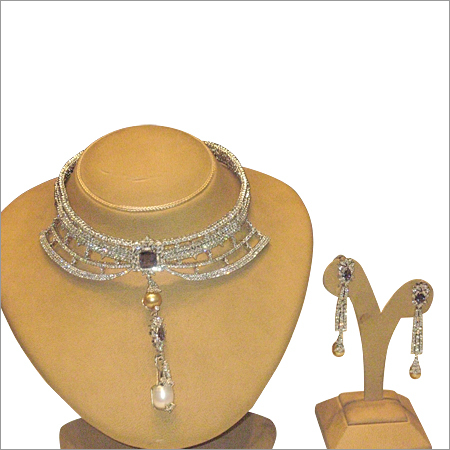 डिज़ाइनर डायमंड नेकलेस और इयररिंग्स