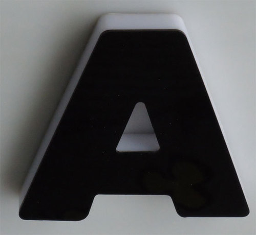 ऐक्रिलिक निर्मित संकेत