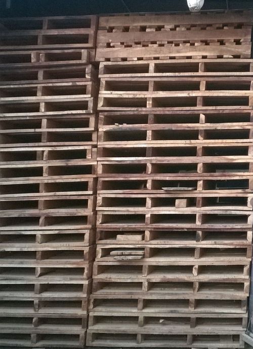 व्यावसायिक लकड़ी की पललेट्स