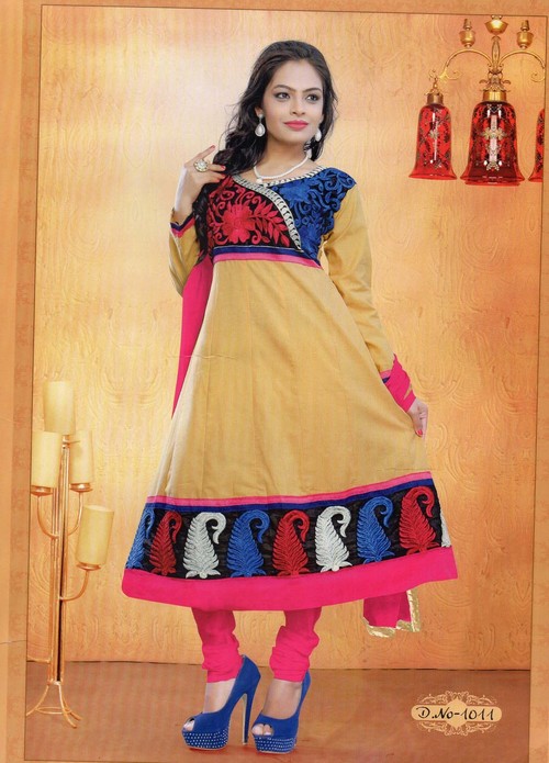 नवीनतम महिला वस्त्र