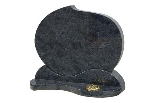 ब्राउन ग्रेनाइट हेडस्टोन जिसमें सजावट का काम है