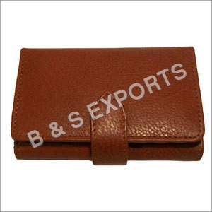 महिलाओं का भूरा चमड़े का बटुआ