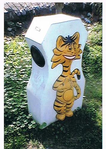 टाइगर आकार का कूड़ादान