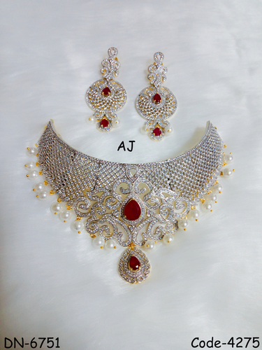 डिजाइनर अमेरिकन डायमंड चोकर जिसमें मोती है