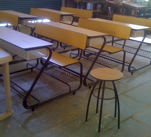 लकड़ी की स्कूल बेंचें