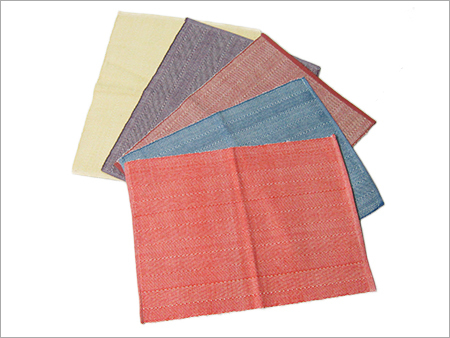 रंगीन रसोई मेज़ की लिनन