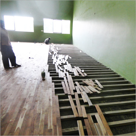 बहु-उद्देश्यीय हॉल की लकड़ी की फर्श