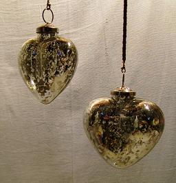 कांच की लटकनें दिल के आकार की