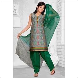 महिलाओं की पारंपरिक सलवार सूट