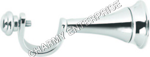 पीतल की पर्दे की डंडी के सहारे