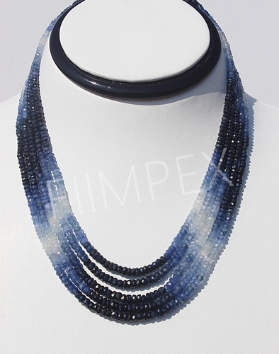 नीला रंगीन नीलम