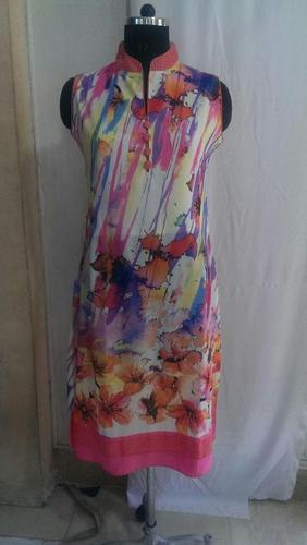 लेडीज डिजाइनर प्रिंटेड कुर्ती