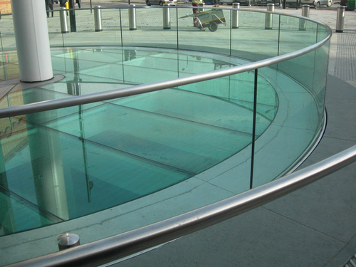 कांच की रेलिंग / परापेट / बैलस्ट्रेड्स