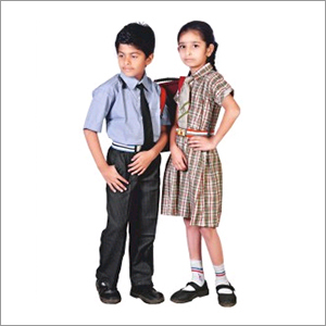 रंगीन स्कूल यूनिफॉर्म