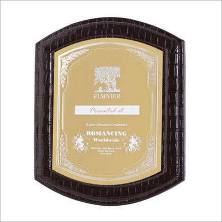 लकड़ी के फ्रेम वाला धातु का ट्रॉफी