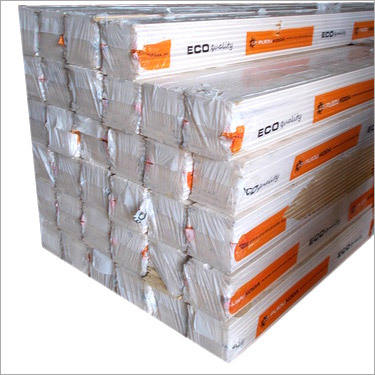 स्प्रूस वुड वॉल पैनलिंग