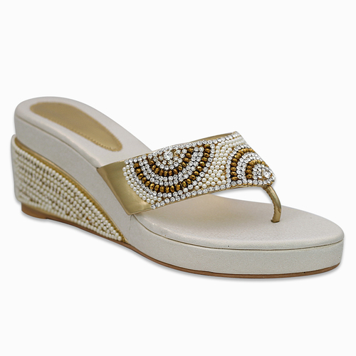 हाथ से बने डिज़ाइनर गोल्डन सैंडल मोती के साथ