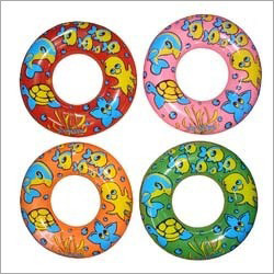 सड़क पर लेने के लिए स्वच्छ और सुविधाजनक इन्फ्लेटेबल शिशु तैराकी रिंग।