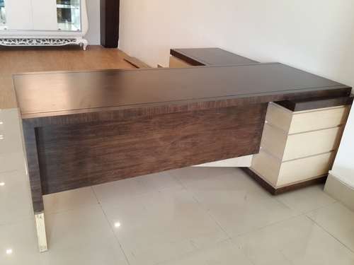 लकड़ी के कार्यालय की मेज