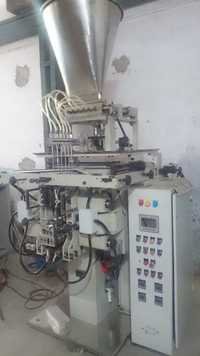 मल्टीट्रैक तरल भरने की मशीन