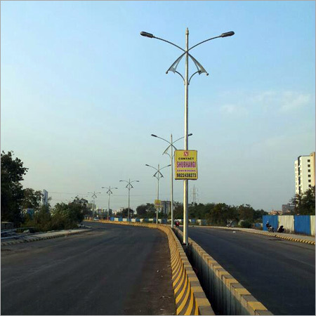 सड़क पर लगे लाइट पोल
