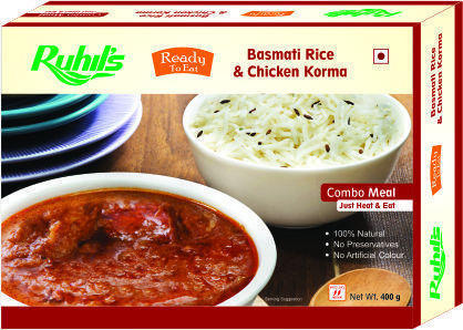 खाने के लिए तैयार बासमती चावल और चिकन कोरमा