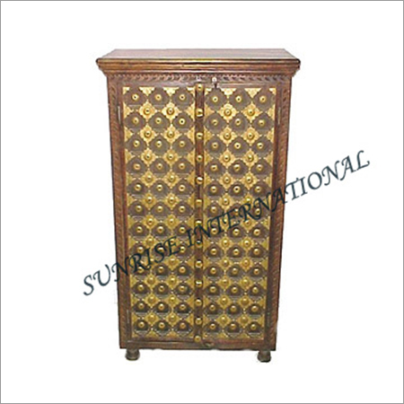 लकड़ी के प्राचीन वार्डरोब