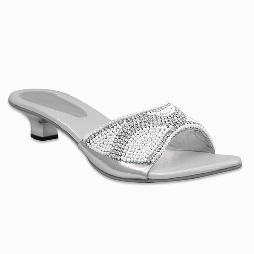 चाँदी के ऊँचे हील वाले सैंडल