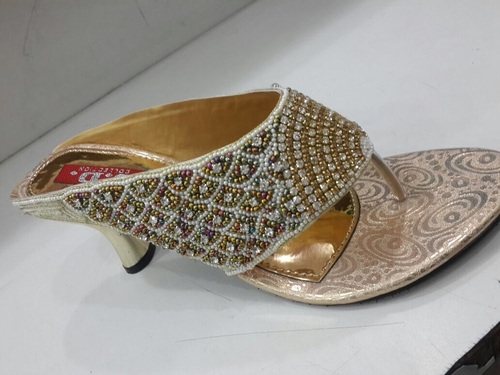 महिलाओं के लिए डिजाइनर काले वेजेस