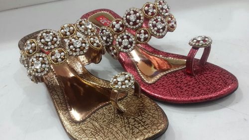क्रिस्टल के साथ हाथ से बने डिजाइनर गोल्डन सैंडल