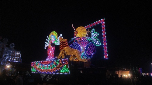 पिंक (गुलाबी) और सफ़ेद और हरे रंग की सजावटी फैंसी लाइट्स