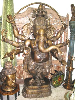 भगवान की मूर्ति - पीतल का छह भुजाओं वाला गणेश, बुद्ध का सिर और तेल का दीपक
