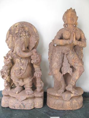 गणेश और नृत्य करती महिला की पत्थर की मूर्तियाँ