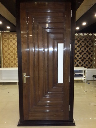 लकड़ी का दरवाज़ा