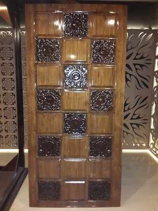 लकड़ी का दरवाजा