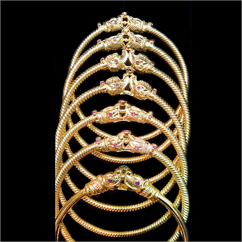 गोल्ड डिज़ाइनर बांगल्स