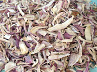 सूखी हुई गुलाबी प्याज के गुच्छे