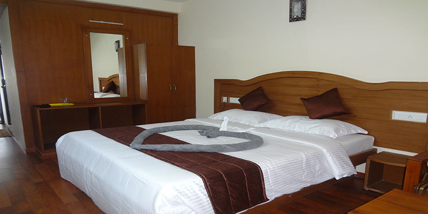 Hotel Bed Linen - Cotton, King/queen Size, White | Colorfast, Elegant Design, Tear Resistant, Smooth Texture, Dust Protection