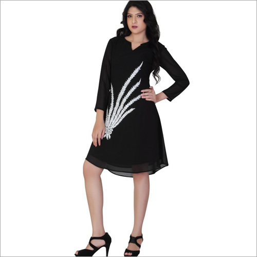 काला शॉर्ट ड्रेस